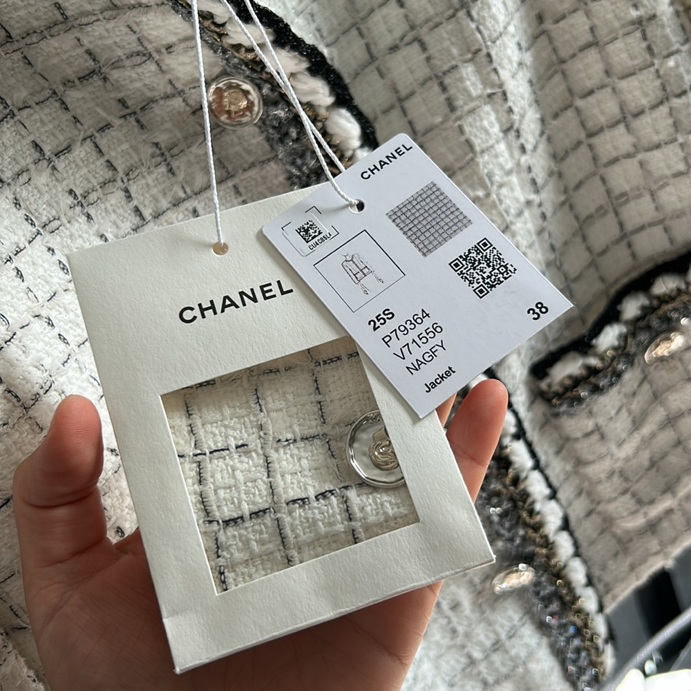 Chanel tweed jacket. 38. Fits XS. - Picture 6 of 13
